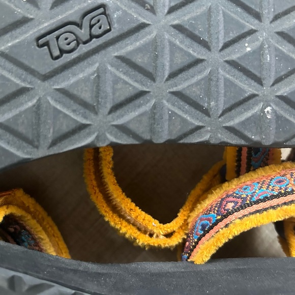Teva women’s sandals size 9 - Picture 2 of 3